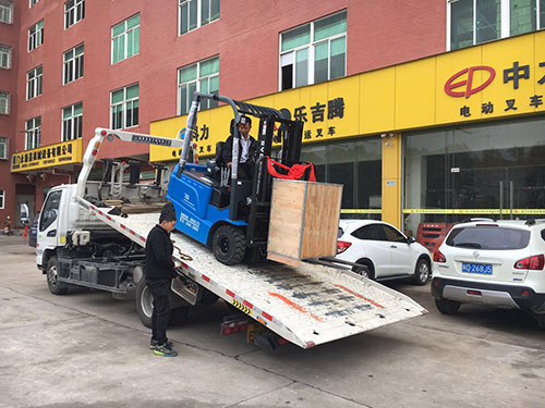 廈門(mén)電動(dòng)叉車(chē)公司，銷(xiāo)售比亞迪電動(dòng)叉車(chē)2.5噸一臺(tái)