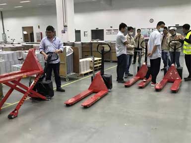 電動高升程搬運車交付使用，感謝廠家羅總親自跟客戶講解操作方法！